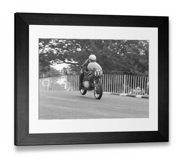 Framed Print : Bob Hill (Aermacchi) 1972 Junior Manx Grand Prix Framed Print : Bob Hill (Aermacchi) 1972 Junior Manx Grand Prix