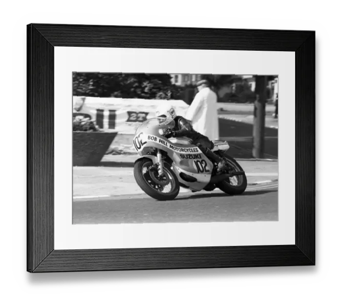Framed Print : Bob Hill (Suzuki) 1977 Senior Manx Grand Prix Framed Print : Bob Hill (Suzuki) 1977 Senior Manx Grand Prix