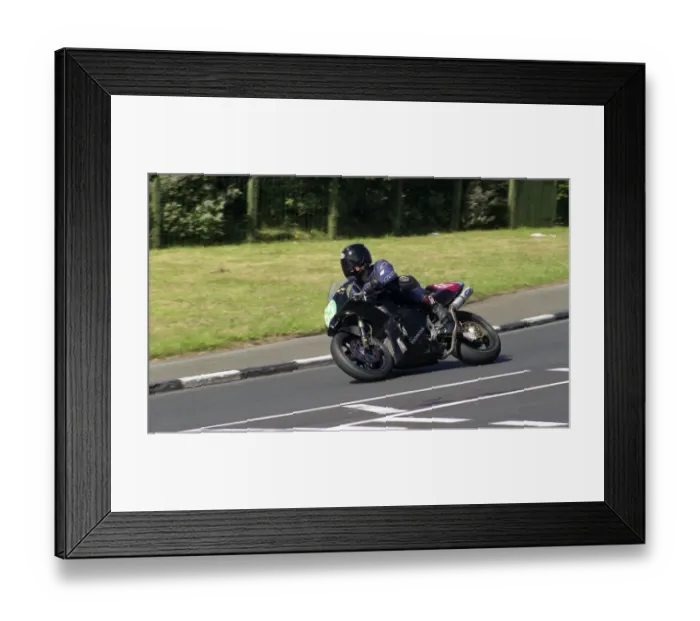 Framed Print : Dan Hobson (Honda) 2005 Newcomers Manx Grand Prix