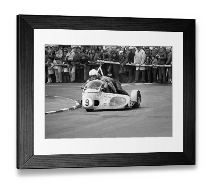 Framed Print : Bill Currie & Kenny Arthur (Weslake) 1975 1000cc Sidecar TT Framed Print : Bill Currie & Kenny Arthur (Weslake) 1975 1000cc Sidecar TT