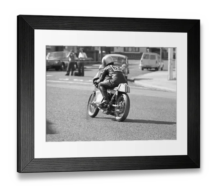 Framed Print : Bob Jackson (Crooks Suzuki) 1975 Lightweight Manx Grand Prix