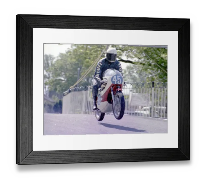 Framed Print : Helmut Dahne (Yamaha) 1972 Junior TT Framed Print : Helmut Dahne (Yamaha) 1972 Junior TT