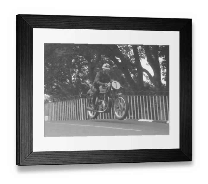 Framed Print : Alan Kenny (Velocette) 1962 Senior Manx Grand Prix Framed Print : Alan Kenny (Velocette) 1962 Senior Manx Grand Prix