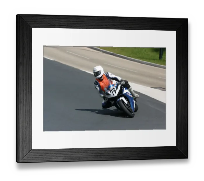 Framed Print : Steve Henegan (Honda) 2009 Superbike TT Framed Print : Steve Henegan (Honda) 2009 Superbike TT