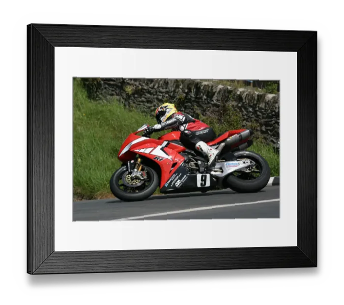 Framed Print : Ian Lougher (Yamaha) 2009 Superbike TT Framed Print : Ian Lougher (Yamaha) 2009 Superbike TT