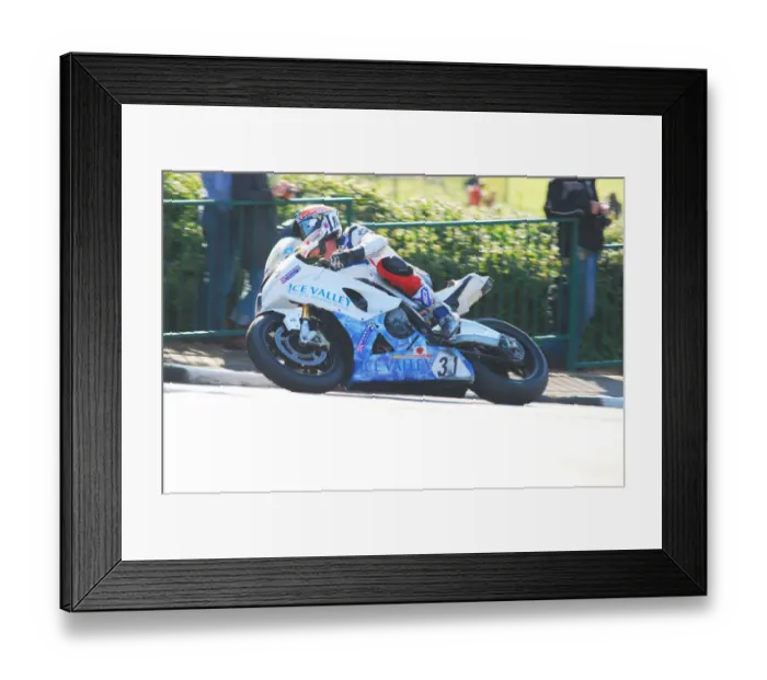 Framed Print : Simon Andrews (BMW) 2011 Senior TT Framed Print : Simon Andrews (BMW) 2011 Senior TT