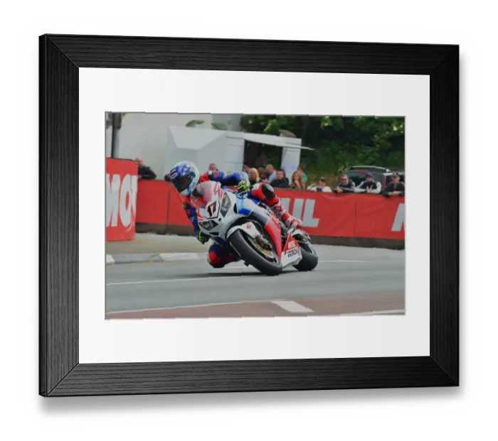 Framed Print : Simon Andrews (Honda) 2012 Superbike TT Framed Print : Simon Andrews (Honda) 2012 Superbike TT