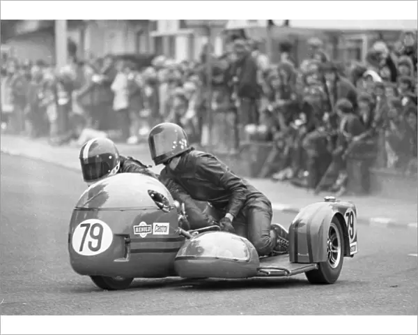 Pete Hardcastle & Nick Cutmore (PJH Weslake) 1974 750 Sidecar TT