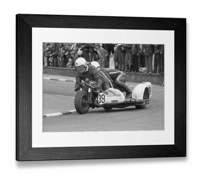 Framed Print : Bran Bardsley & Peter Cropper (Suzuki) 1974 750 Sidecar TT Framed Print : Bran Bardsley & Peter Cropper (Suzuki) 1974 750 Sidecar TT