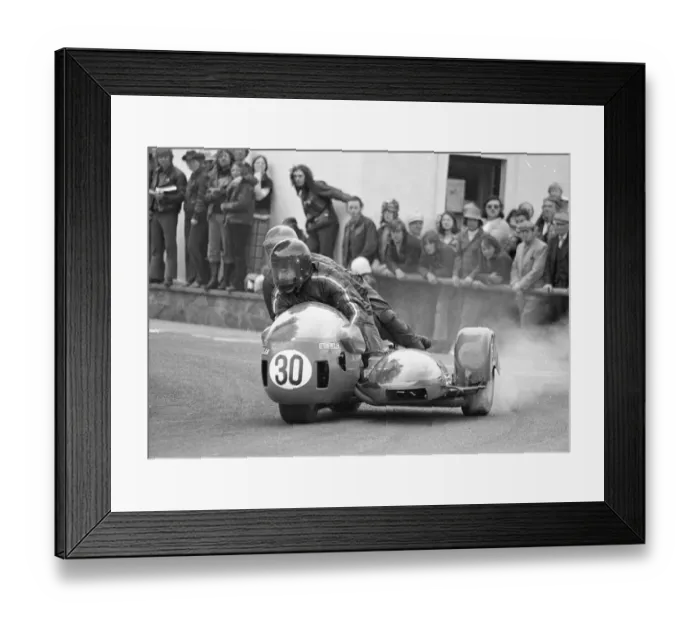 Framed Print : Mick Horspole & Graham Horspole (Bingham W eslake) 1974 750 Sidecar TT Framed Print : Mick Horspole & Graham Horspole (Bingham W eslake) 1974 750 Sidecar TT