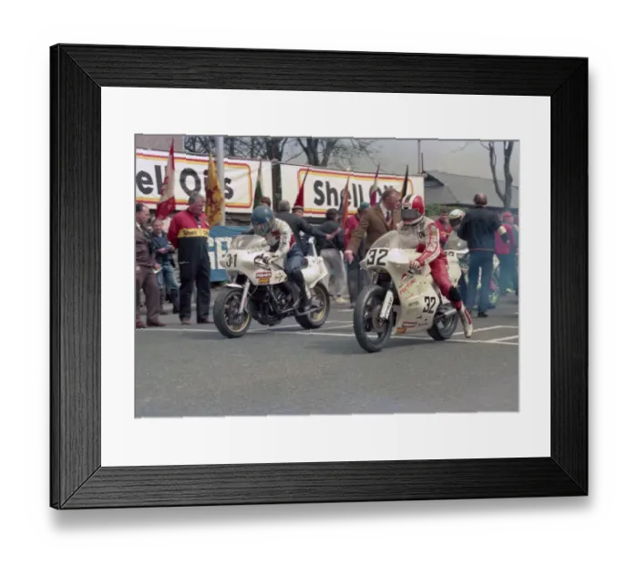 Framed Print : Tony Moran (Yamaha) and Tony Head (Honda) 1986 Formula One TT Framed Print : Tony Moran (Yamaha) and Tony Head (Honda) 1986 Formula One TT