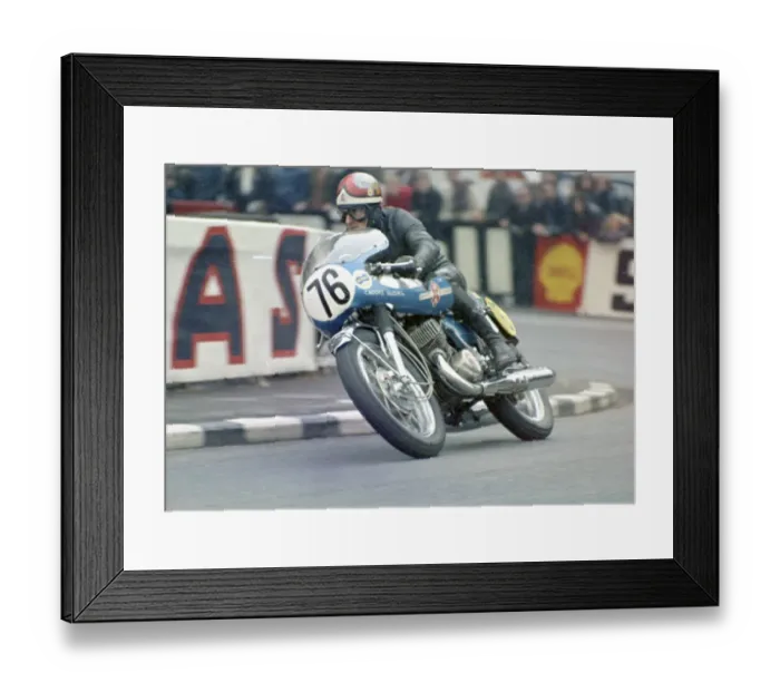 Framed Print : Tom Loughridge (Crooks Suzuki) 1971 Senior TT Framed Print : Tom Loughridge (Crooks Suzuki) 1971 Senior TT