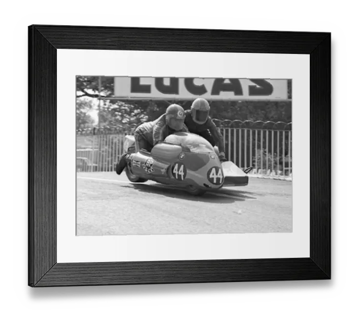 Framed Print : Ron Coxon & Paul Appleby (BMW) 1975 500 Sidecar TT Framed Print : Ron Coxon & Paul Appleby (BMW) 1975 500 Sidecar TT