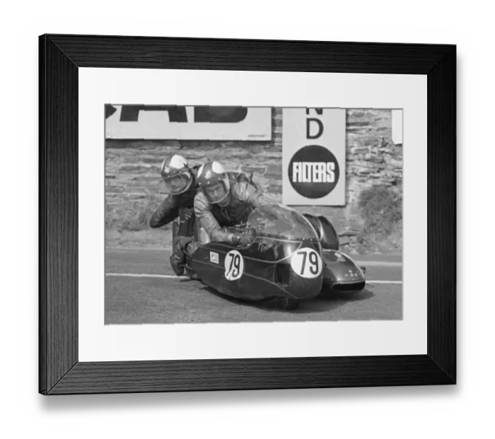Framed Print : John Davies & William Williams (Rumble Yamaha) 1975 1000 Sidecar TT Framed Print : John Davies & William Williams (Rumble Yamaha) 1975 1000 Sidecar TT