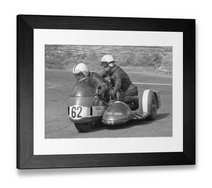 Framed Print : Pete Tyack & John Gay (Triumph) 1975 1000 Sidecar TT Framed Print : Pete Tyack & John Gay (Triumph) 1975 1000 Sidecar TT