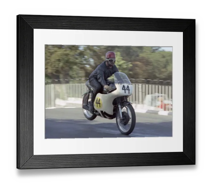 Framed Print : Robert Davies (Norton) 1967 Senior Manx Grand Prix Framed Print : Robert Davies (Norton) 1967 Senior Manx Grand Prix