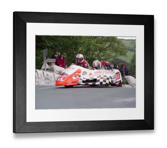 Framed Print : Vince Butler & Carl Pegg (Molyneux Yamaha) 2000 Sidecar TT