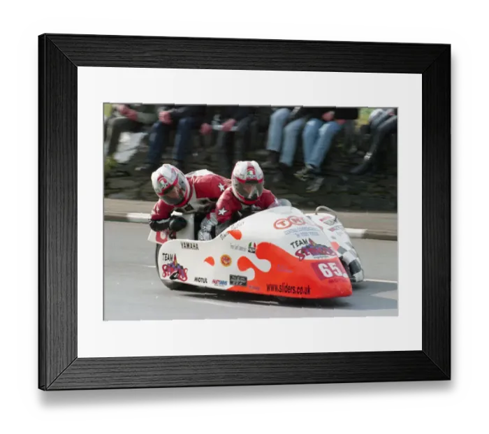 Framed Print : Vince Butler & Carl Pegg (Molyneux Yamaha) 2000 Sidecar TT Framed Print : Vince Butler & Carl Pegg (Molyneux Yamaha) 2000 Sidecar TT