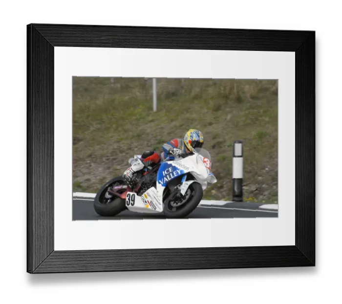 Framed Print : Paul Shoesmith (Yamaha) 2009 Superstock TT Framed Print : Paul Shoesmith (Yamaha) 2009 Superstock TT