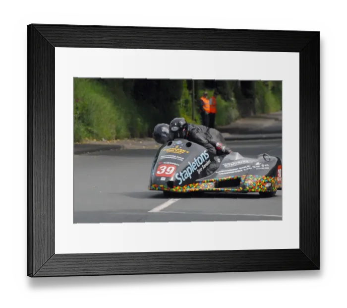 Framed Print : John Saunders & Loic Ansquer (MR Equipe Suzuki) 2009 Sidecar TT Framed Print : John Saunders & Loic Ansquer (MR Equipe Suzuki) 2009 Sidecar TT