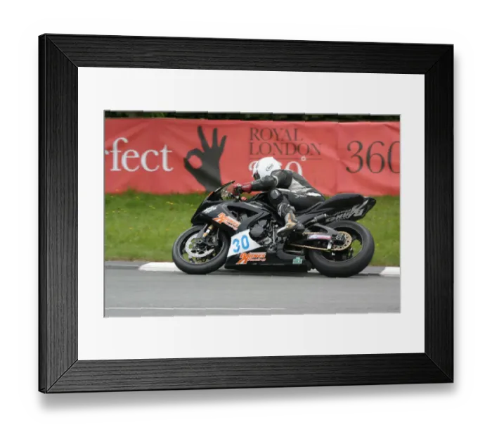 Framed Print : Paul Dobbs (Suzuki) 2009 Supersport TT