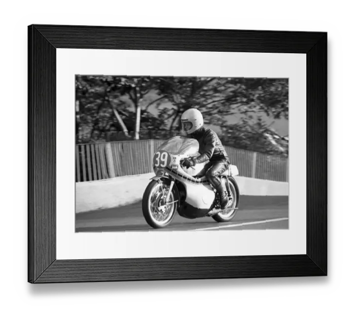 Framed Print : Bob Nicholson (Suzuki) 1975 Lightweight Manx Grand Prix Framed Print : Bob Nicholson (Suzuki) 1975 Lightweight Manx Grand Prix