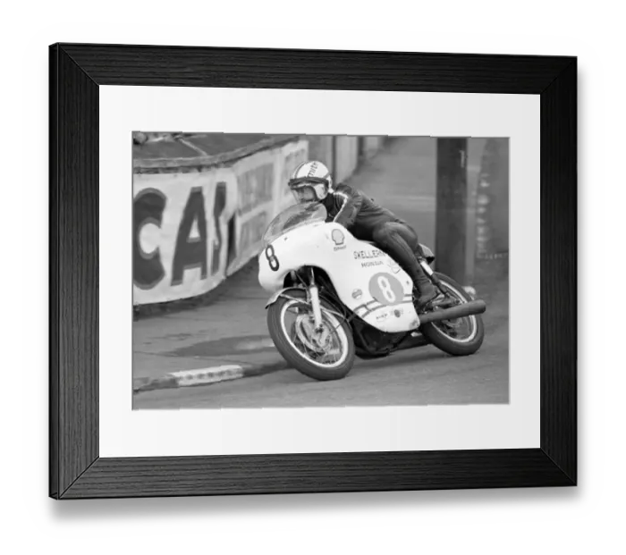Framed Print : Bill Smith (Honda) 1972 Junior TT Framed Print : Bill Smith (Honda) 1972 Junior TT