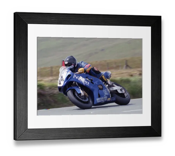 Framed Print : David Castle (Suzuki) 2002 Formula One TT Framed Print : David Castle (Suzuki) 2002 Formula One TT