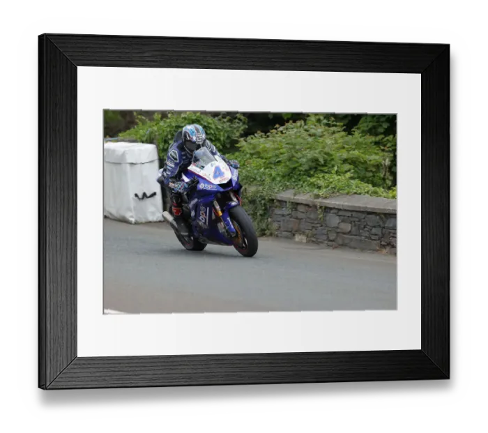 Framed Print : Ian Hutchinson (Yamaha) 2022 Supersport TT Framed Print : Ian Hutchinson (Yamaha) 2022 Supersport TT