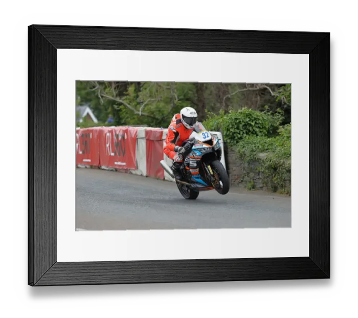 Framed Print : Chris Sarbora (Kawasaki) 2022 Supersport TT