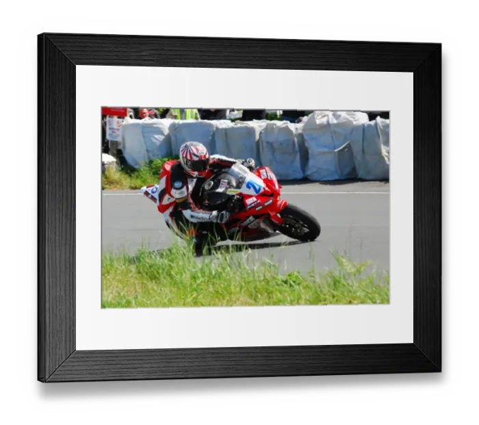 Framed Print : Si Fulton (Yamaha) 2011 Supersport TT Framed Print : Si Fulton (Yamaha) 2011 Supersport TT