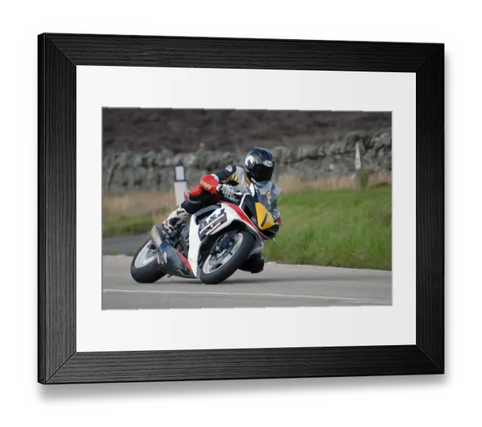 Framed Print : Si Fulton (Suzuki) 2008 Senior Manx Grand Prix Framed Print : Si Fulton (Suzuki) 2008 Senior Manx Grand Prix