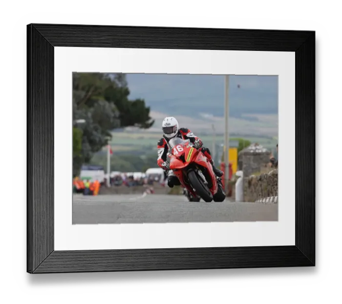 Framed Print : Anthony Redmond (BMW) 2022 Southern 100 Framed Print : Anthony Redmond (BMW) 2022 Southern 100