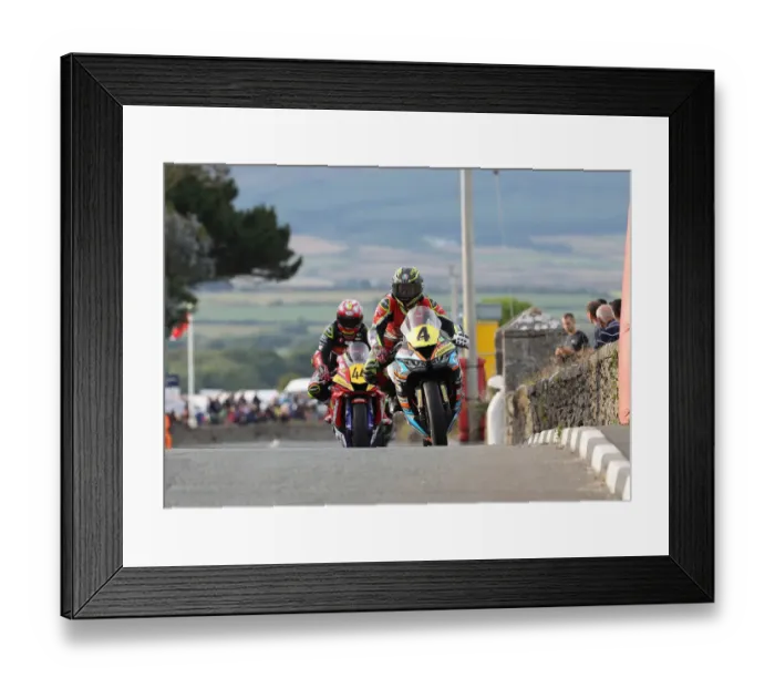 Framed Print : Sam West (Kawasaki) and Rob Hodson (Yamaha) 2022 Southern 100 Framed Print : Sam West (Kawasaki) and Rob Hodson (Yamaha) 2022 Southern 100