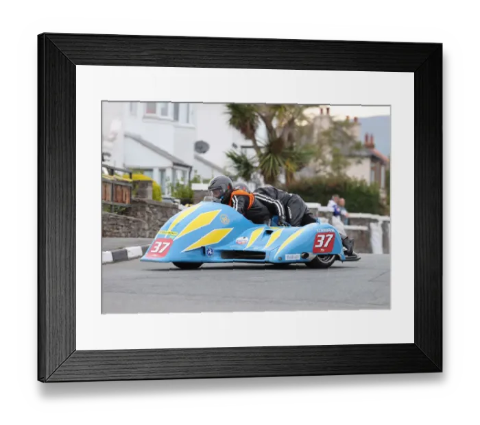 Framed Print : Alun Thomas & Kenny Cole (Ireson Honda) 2022 Southern 100 Framed Print : Alun Thomas & Kenny Cole (Ireson Honda) 2022 Southern 100
