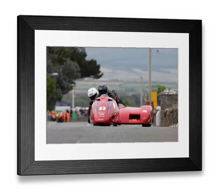 Framed Print : Darren Hope & Lenny Bumfrey (LCR Suzuki) 2022 Southern 100 Framed Print : Darren Hope & Lenny Bumfrey (LCR Suzuki) 2022 Southern 100