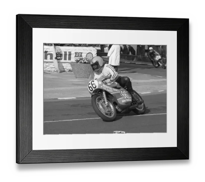 Framed Print : Des Connor (Yamaha) 1977 Lightweight Manx Grand Prix Framed Print : Des Connor (Yamaha) 1977 Lightweight Manx Grand Prix