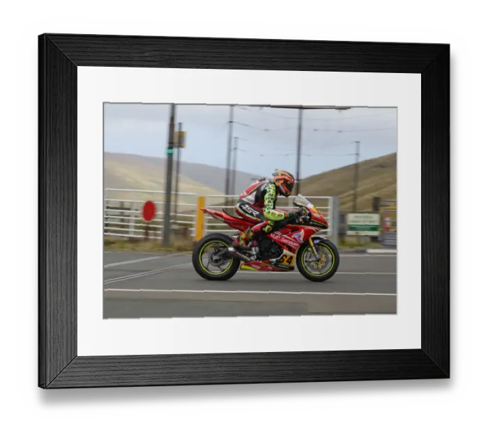 Framed Print : Ben Shuttlewood (Triumph) 2019 Senior Manx Grand Prix