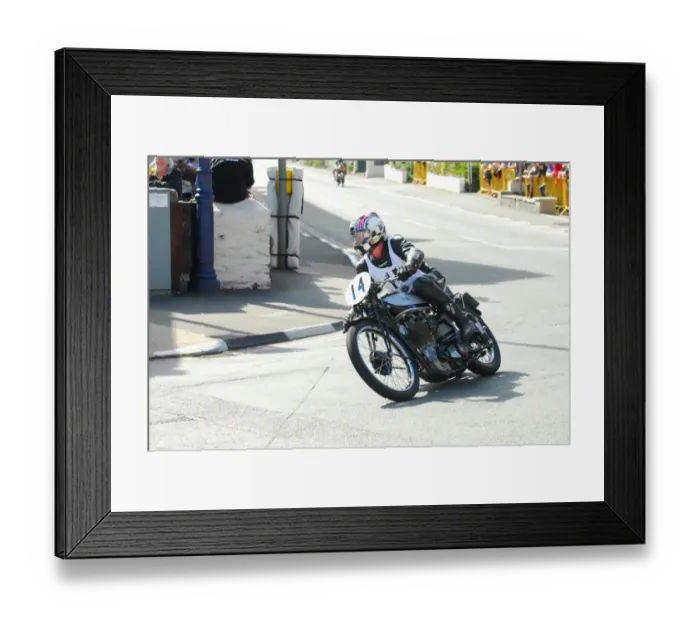 Framed Print : Clive Hilton (Norton) 2016 VMCC Parade Lap Framed Print : Clive Hilton (Norton) 2016 VMCC Parade Lap