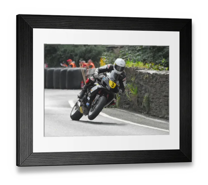 Framed Print : Michael Evans (Suzuki) 2016 Senior Manx Grand Prix Framed Print : Michael Evans (Suzuki) 2016 Senior Manx Grand Prix