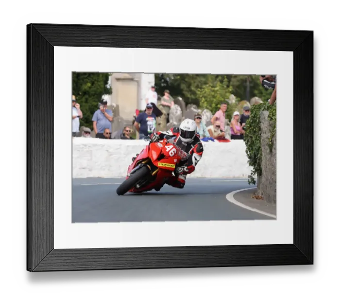 Framed Print : Anthony Redmond (BMW) 2022 Southern 100 Framed Print : Anthony Redmond (BMW) 2022 Southern 100