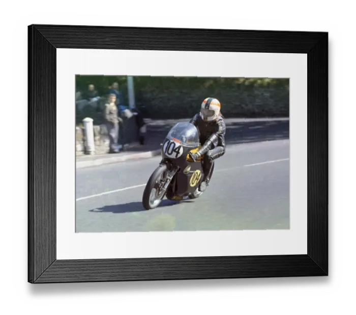 Framed Print : Tom Thomson (Norton) 1972 Senior Manx Grand Prix Framed Print : Tom Thomson (Norton) 1972 Senior Manx Grand Prix