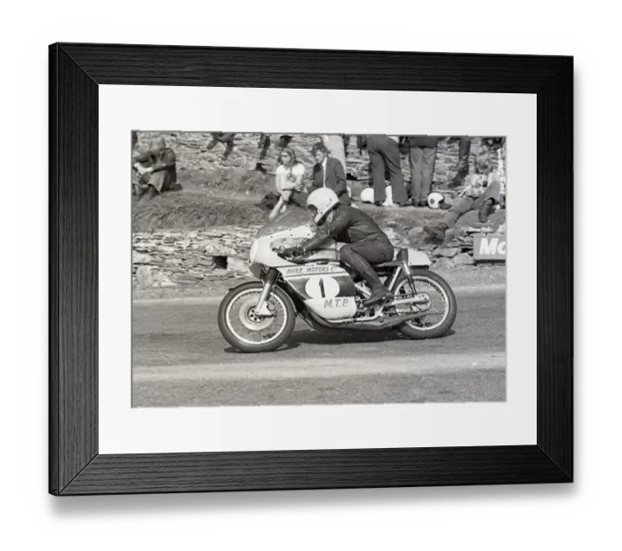 Framed Print : Alan Jackson (Suzuki) 1973 Senior Manx Grand Prix