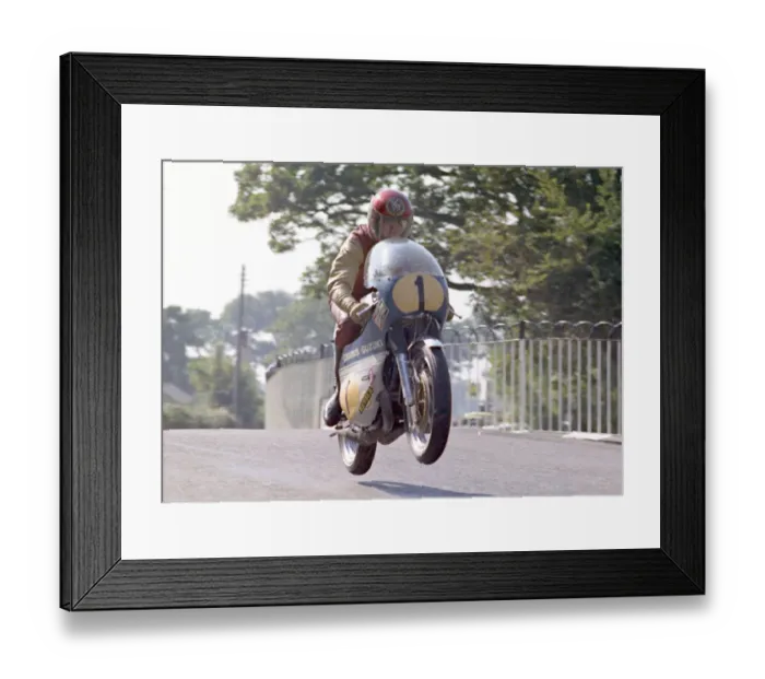 Framed Print : Danny Shimmin (Crooks Suzuki) 1972 Senior Manx Grand Prix Framed Print : Danny Shimmin (Crooks Suzuki) 1972 Senior Manx Grand Prix