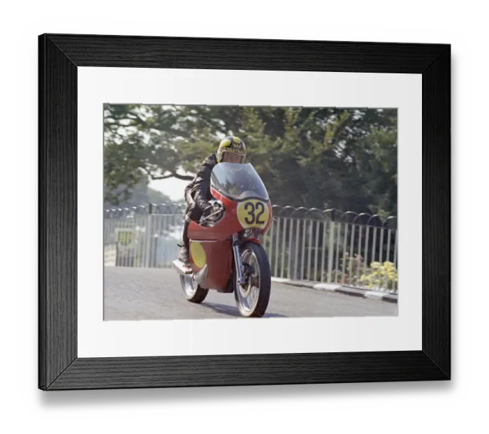 Framed Print : Brian Peters (Norton) 1972 Senior Manx Grand Prix Framed Print : Brian Peters (Norton) 1972 Senior Manx Grand Prix