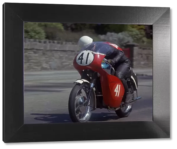 Ron Baylie (Triumph) on Glencrutchery Road 1969 Production TT