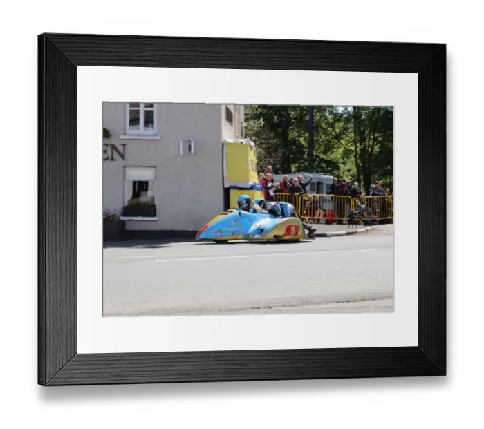 Framed Print : Pete Founds & Jevan Walmsley (Suzuki) leave Ballaugh Bridge Framed Print : Pete Founds & Jevan Walmsley (Suzuki) leave Ballaugh Bridge
