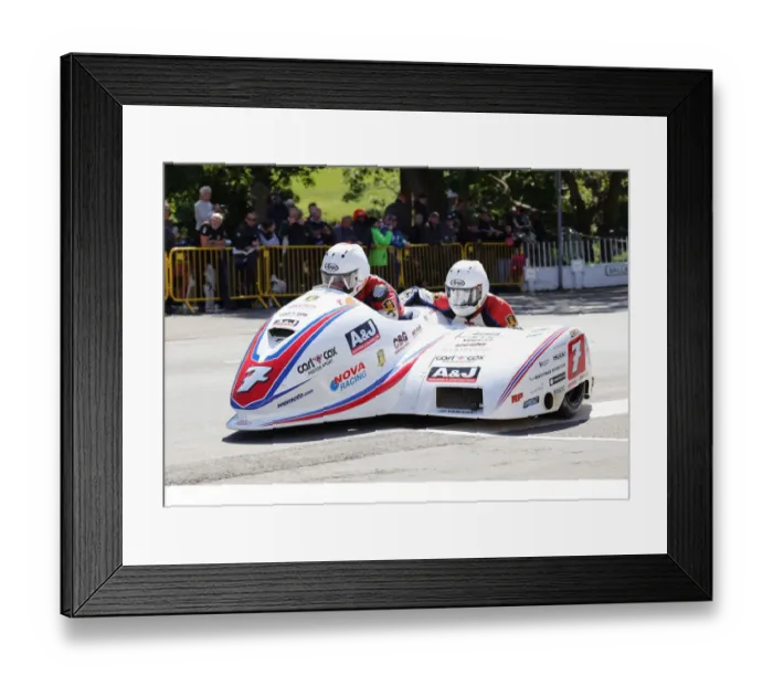 Framed Print : Manx ace Dave Molyneux & Harry Payne (Yamaha) at Ballaugh Bridge Framed Print : Manx ace Dave Molyneux & Harry Payne (Yamaha) at Ballaugh Bridge