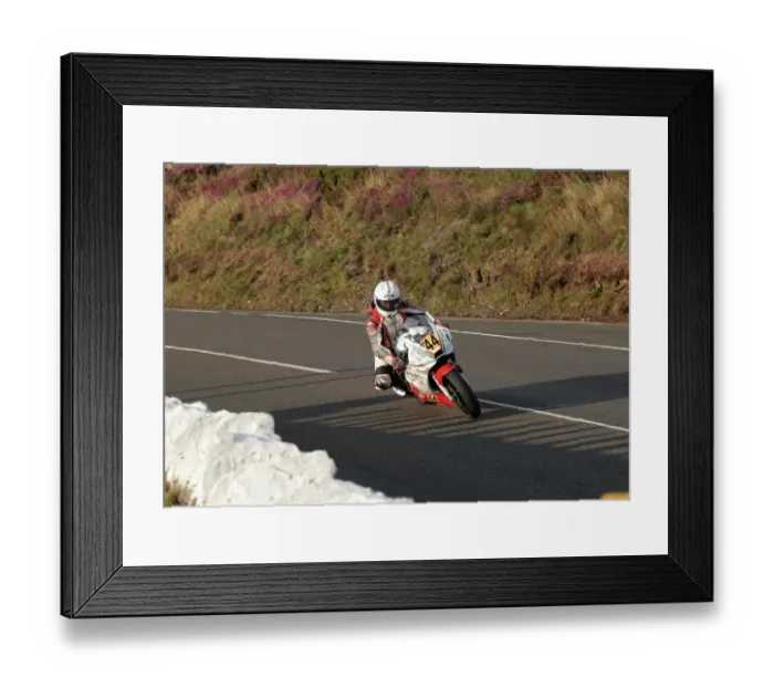 Framed Print : James Reveley (Yamaha) at Guthries 2022 Senior Manx Grand Prix Framed Print : James Reveley (Yamaha) at Guthries 2022 Senior Manx Grand Prix