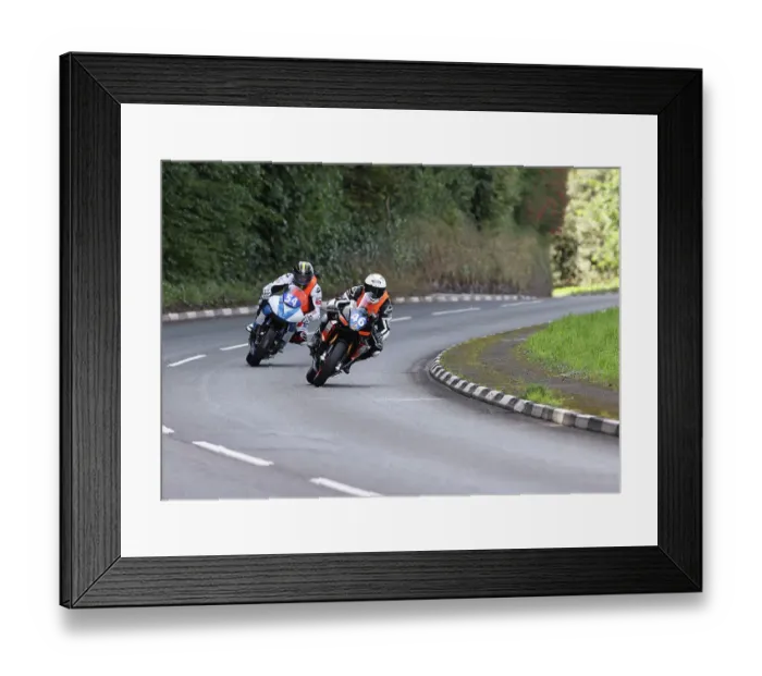 Framed Print : Richard Kay Aprilia) and Stuart Clotworthy (Kawasaki) at Quarry Bends Framed Print : Richard Kay Aprilia) and Stuart Clotworthy (Kawasaki) at Quarry Bends